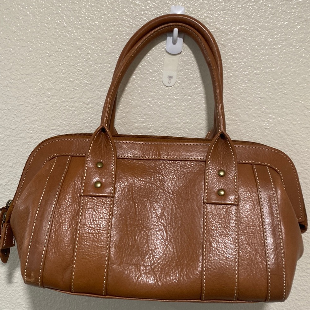 Northstyle company tan leather purse.